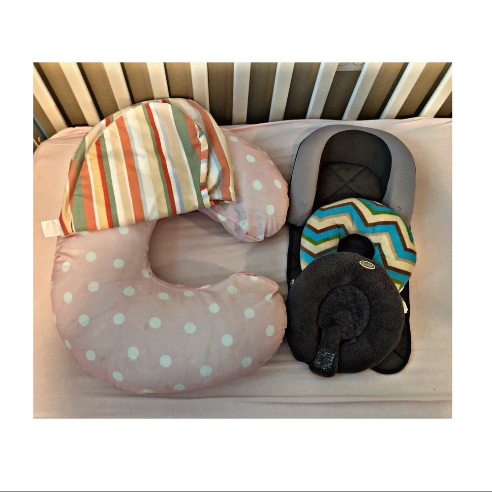 1 Breastfeeding pillow, 2 pillow covers and more!